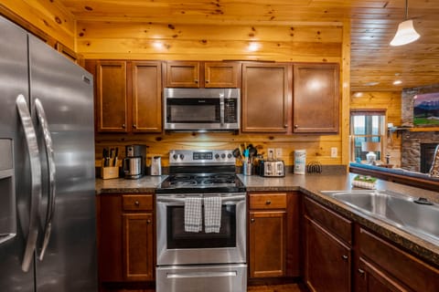 Fully equipped kitchen: cook/bake/dinner-ware and more