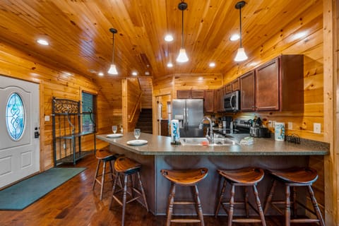 Fully equipped kitchen and additional seating