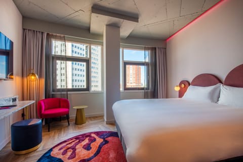 Deluxe Room | Premium bedding, in-room safe, desk, laptop workspace