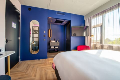 Superior Room, 1 King Bed | Premium bedding, in-room safe, desk, laptop workspace