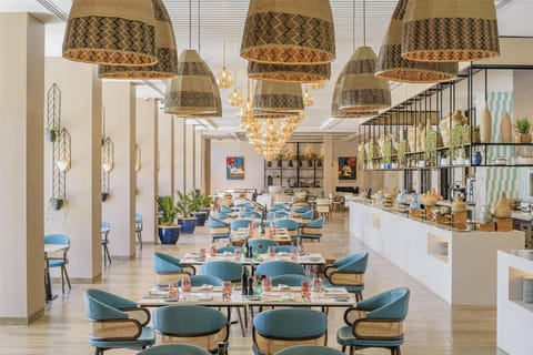 2 restaurants; breakfast, lunch, and dinner served