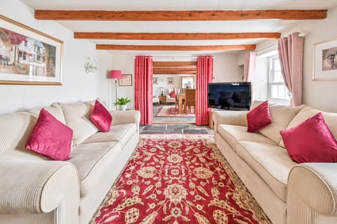 Bright spacious oak beamed  lounge seating 6 people. Granite fireplace
50in TV. 