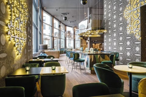 Lobby lounge, alfresco dining