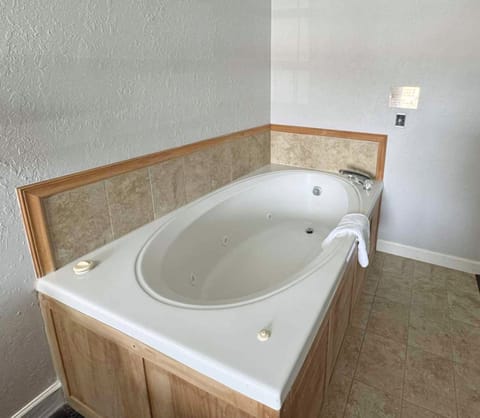 Honeymoon Room | Jetted tub