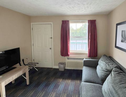 Standard Room, 3 Bedrooms | Desk, blackout drapes, free WiFi, bed sheets