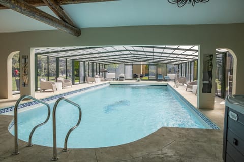 MOURIÈS Alpilles Provence vacation rental, luxury property to rent with all comfort, private pool for 16 people. Online reservation with Plaisirs & Maisons de Provence