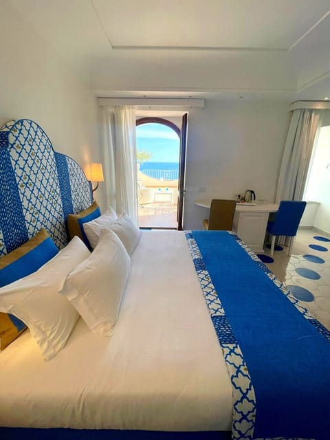 Room, 1 King Bed, Hot Tub, Sea View (Terrace) | Minibar, individually furnished, desk, laptop workspace