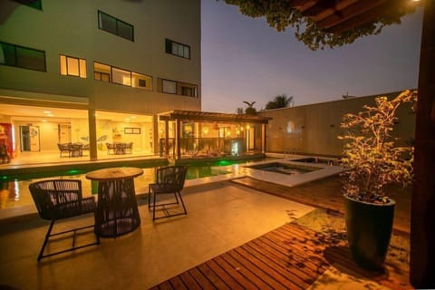 2 bars/lounges, swim-up bar