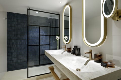 Suite (Silver) | Bathroom | Shower, rainfall showerhead, free toiletries, hair dryer