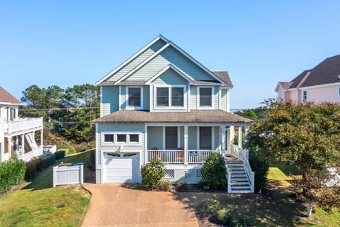 HK29: Beachin' Up With The Jones's | Front Exterior