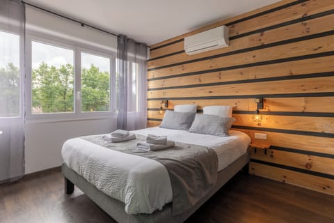Double Room | Premium bedding, laptop workspace, soundproofing, WiFi (free)