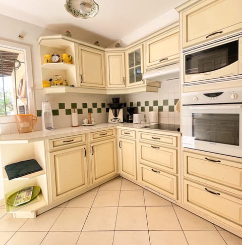 independent kitchen with access to the terrace