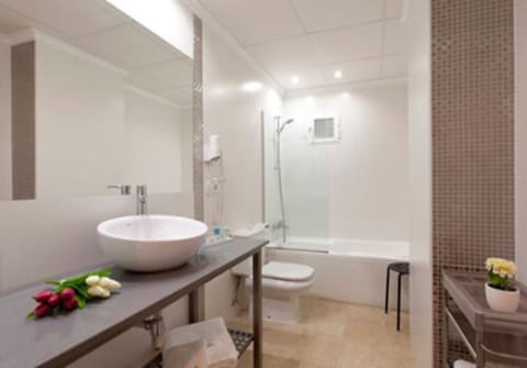 Superior Room | Bathroom | Hair dryer, towels