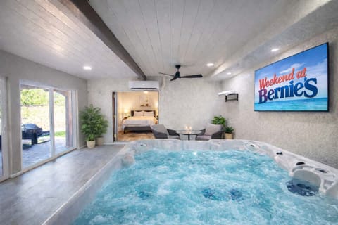 Private Hot Tub Lounge