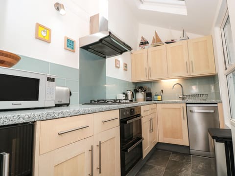 Cottage | Private kitchen | Fridge, dishwasher, electric kettle, toaster