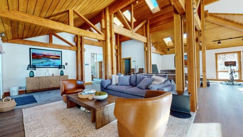 Condo, 3 Bedrooms | Living area | Smart TV