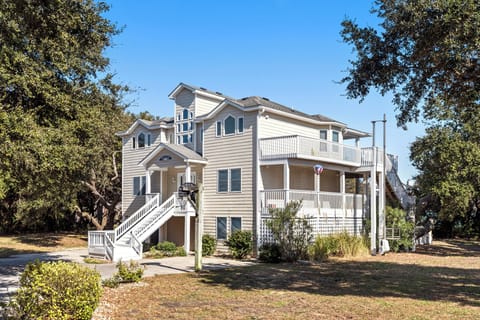 DU807: Z's By The Sea | Front Exterior