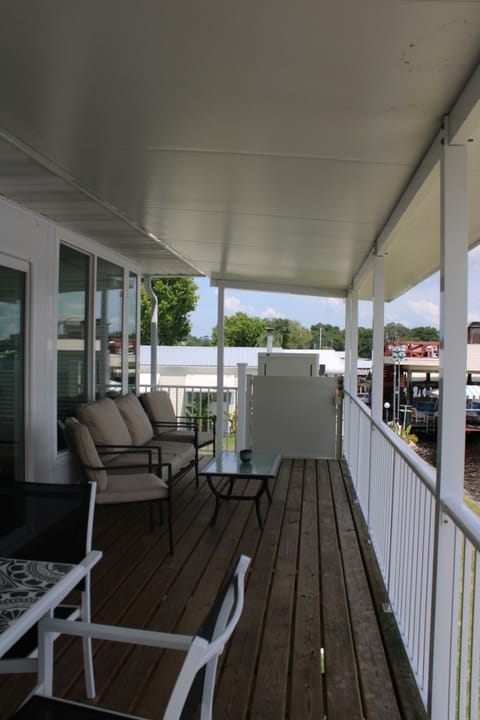 balcony - outdoor  lift/elevator