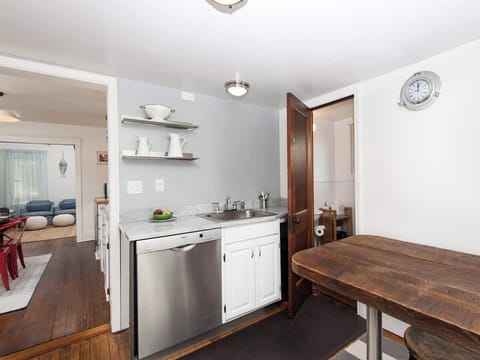 Eat-in kitchen annex