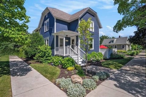 Immerse Yourself in Blue Gables - A Vibrant Vacation Home in the Heart of South Haven