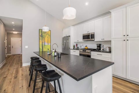 Kitchen Island - seating for 5