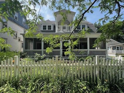 Discover A Harbor View - A Picturesque Cottage Moments from the Shoreline