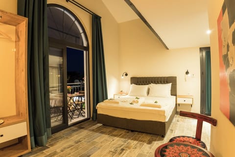 Deluxe Quadruple Room | Laptop workspace, free WiFi, bed sheets