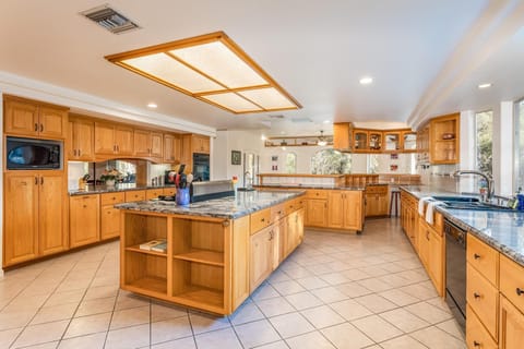 Well-equipped kitchen with a variety of utensils and appliances!