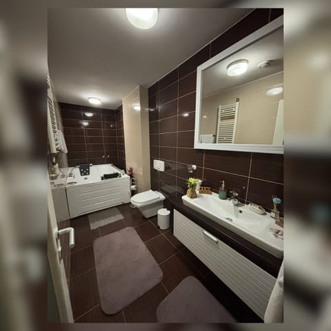 Deluxe Suite | Bathroom | Free toiletries, hair dryer, slippers, bidet