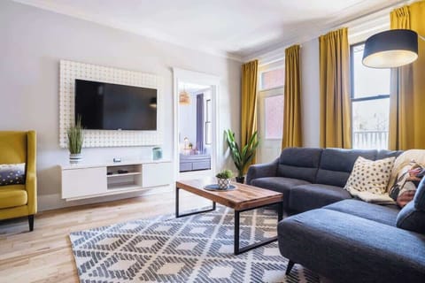 We are Superhost since 2015, over 3500 great reviews ! We have all the city permits and insurance required. * 100% LEGAL * This is the Lovely living room with a 55"  Roku HD TV  Contact us!