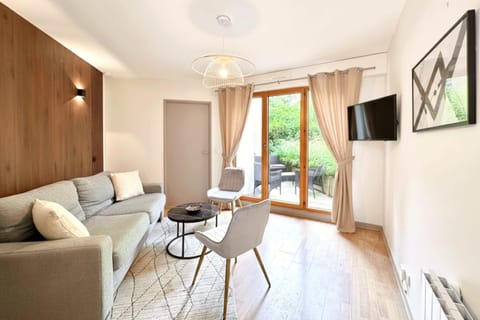 Perfect living room for families and friends, with TV and Wi-Fi overlooking the terrace.