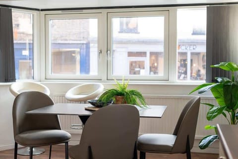 Dining overlooking the buzzling street