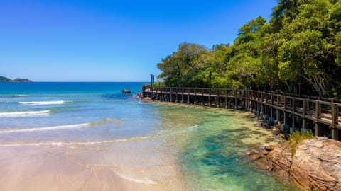 Beach nearby, white sand, 3 beach bars