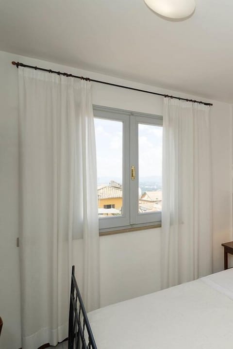 Traditional Room, 1 Queen Bed | Hypo-allergenic bedding, down comforters, desk, free WiFi