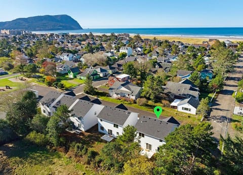 2 blocks to Seaside Promenade & beach access