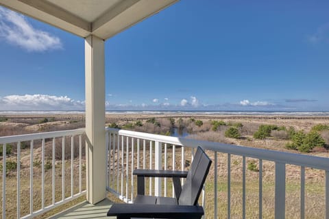 180 degree view of the ocean from the balcony