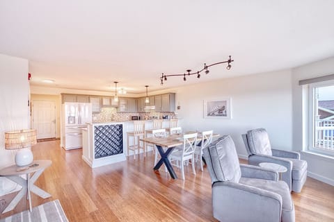 Open floor plan with lots of light