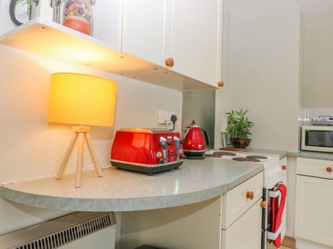 Cottage | Private kitchen | Fridge, electric kettle, toaster, cookware/dishes/utensils