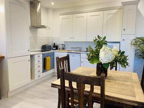 The new fitted kitchen is fully equipped.