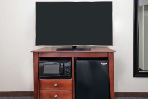 Hypo-allergenic bedding, in-room safe, desk, laptop workspace