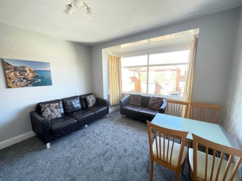 Flat 18 - Holiday Flats Lounge/Dining/Kitchen (1)