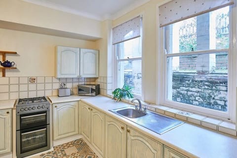 The Garden Flat, Scarborough - Host & Stay