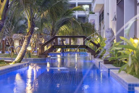 Indoor pool, 3 outdoor pools, sun loungers