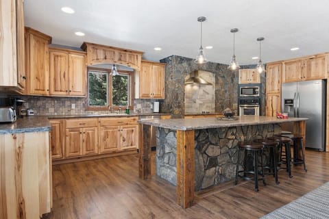 Large Countertop in the Kitchen, perfect place to gather, let`s eat!