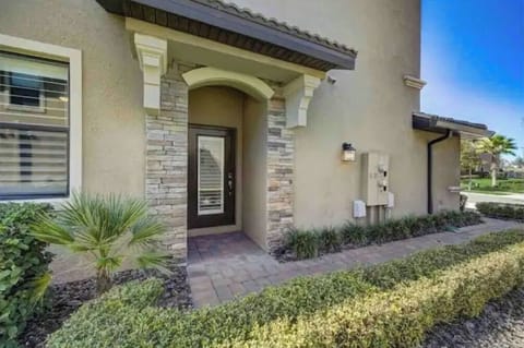 Entrance on the side from garage driveway 