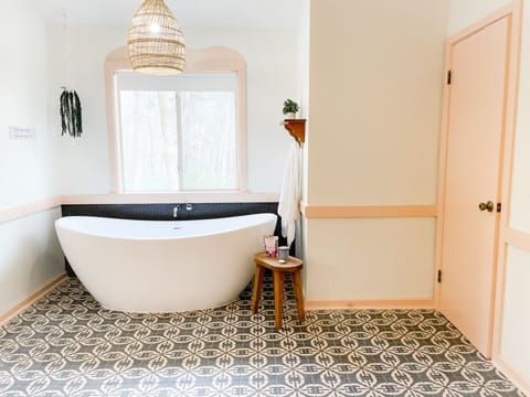 luxurious Bathtub for 2, full bathroom with shower