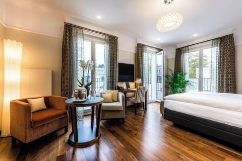 Penthouse Junior Suite Corner | Minibar, in-room safe, individually decorated, individually furnished