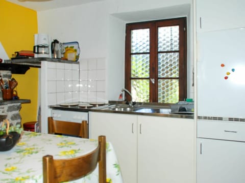 Cabinetry, Kitchen Sink, Property, Countertop, Sink, Tap, Window, Kitchen, Interior Design, Wood