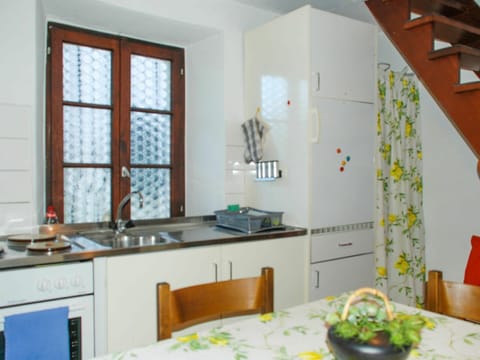 Cabinetry, Property, Furniture, Kitchen Sink, Sink, Table, Countertop, Interior Design, Drawer, Wood