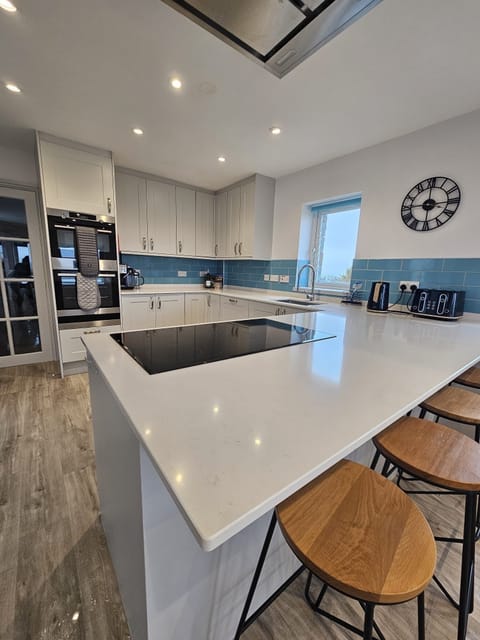 Large kitchen diner with plenty of room to cook with all guests.